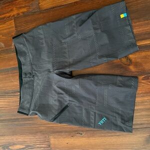 Yeti Black Patterned Women's Bike Shorts